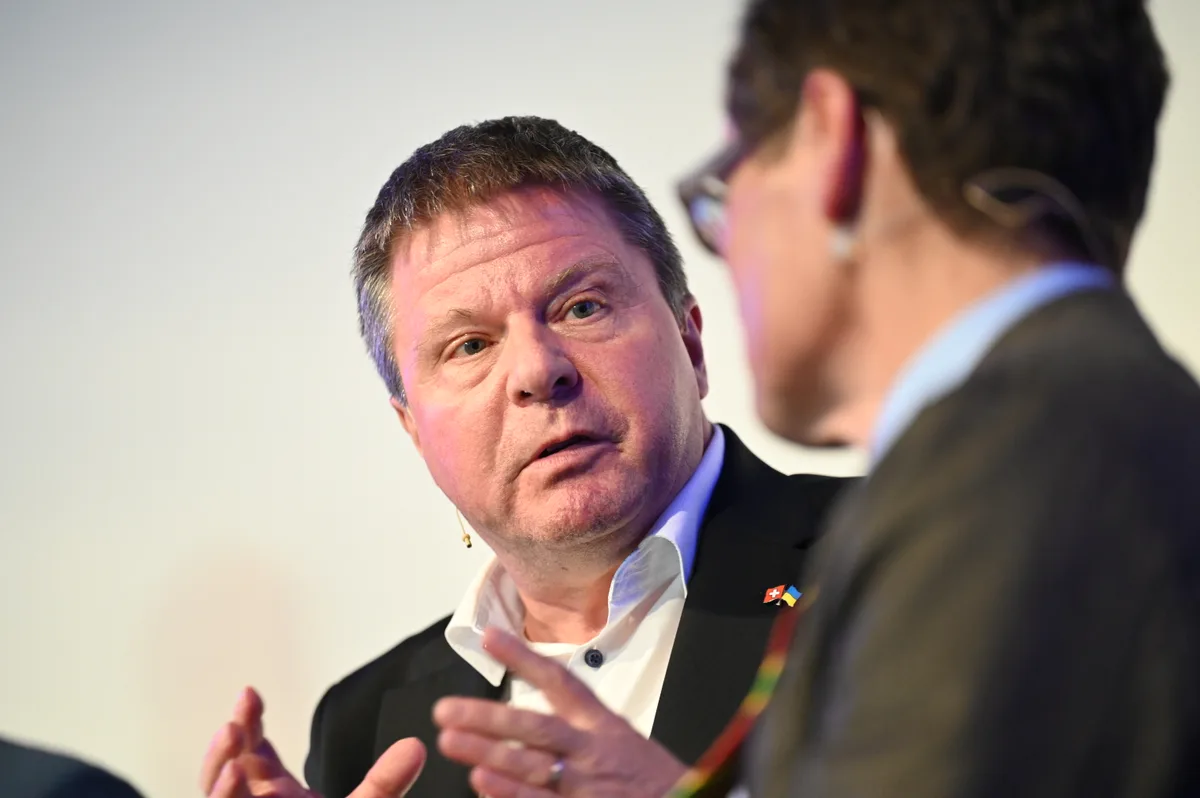 Martin Bäumle spricht in der Podiumsdiskussion mit Roger Köppel.